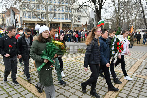 С множество прояви в Монтана отбелязаха годишнината от гибелта на Левски С множество прояви в Монтана отбелязаха годишнината от гибелта на Левски