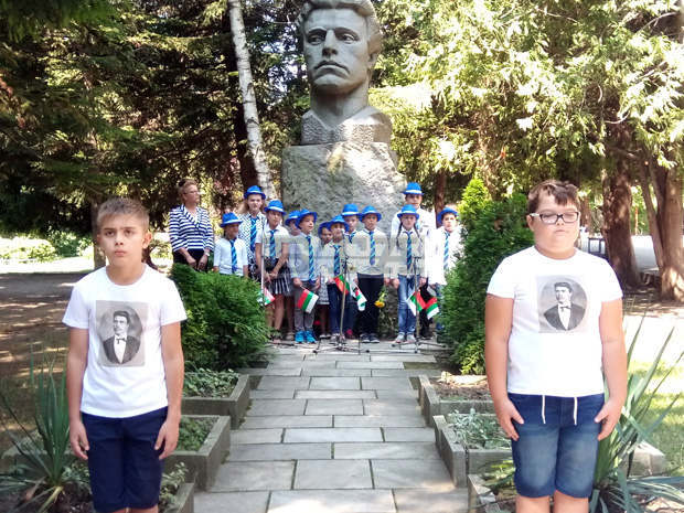 С тържествен ритуал в Разград бяха отбелязани 182 години от рождението на Васил Левски С тържествен ритуал в Разград бяха отбелязани 182 години от рождението на Васил Левски
