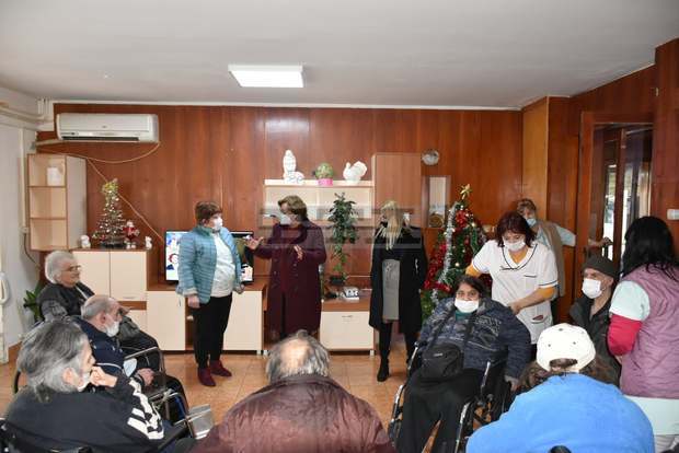 Кметът на Ловеч се срещна с хората, настанени в Дома за пълнолетни лица с физически увреждания в Сливек и Дома за стари хора "Върбовка"    Ловеч, 5 януари /Даниела Балабанова, БТА/   Кметът на община Ловеч Корнелия Маринова е посетила  Дома за пълнолетн