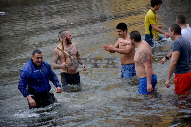 Тридесет и четири годишният Ивайло Енчев за четвърта поредна година извади богоявленския кръст в Ловеч
