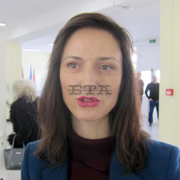 Еврокомисарят Мария Габриел участва в кръгла маса в гимназия "Интелект" в Плевен за програмата "Еразъм+" Еврокомисарят Мария Габриел участва в кръгла маса в гимназия "Интелект" в Плевен за програмата "Еразъм+"