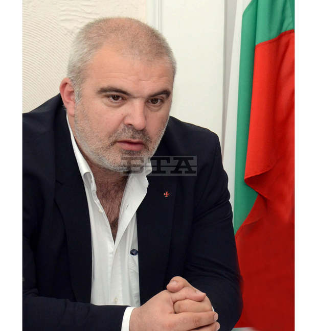Депутатът Маноил Манев представя новия си роман "Орденът на оръжието" в Ловеч Депутатът Маноил Манев представя новия си роман "Орденът на оръжието" в Ловеч