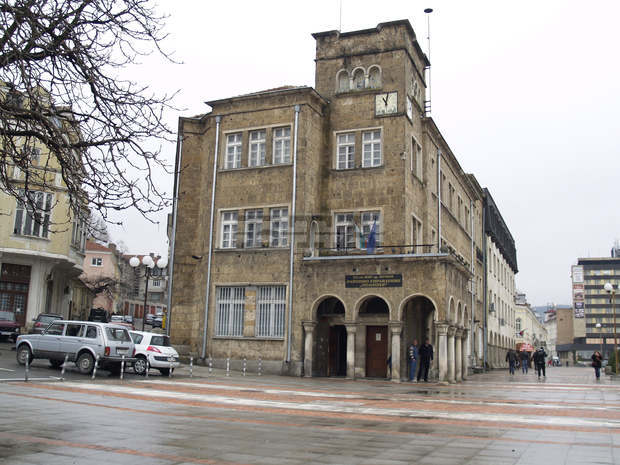 Полицията в Шумен проверява сигнал за жена, която гласувала с чужда лична карта Полицията в Шумен проверява сигнал за жена, която гласувала с чужда лична карта
