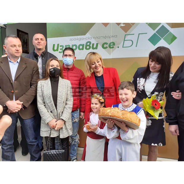 Мая Манолова: "Изправи се! Мутри вън!" е алтернативата на "модела на чекмеджето" на Борисов