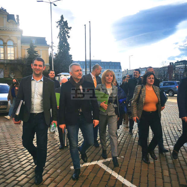 Двамата от "Изправи се! Мутри вън!", за които се установи принадлежност към ДС, са призовани да напуснат листите