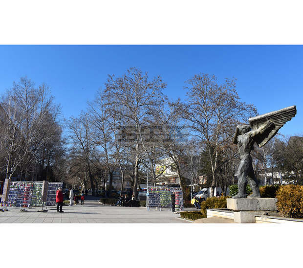 Първите продавачи на мартеници вече изложиха своята продукция на площада в Разград Първите продавачи на мартеници вече изложиха своята продукция на площада в Разград