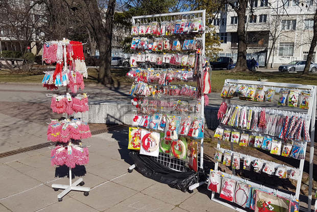 В Плевен чрез жребий определиха местата на търговците на мартеници в центъра на града В Плевен чрез жребий определиха местата на търговците на мартеници в центъра на града