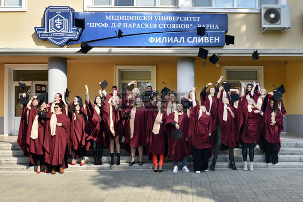 Седемнайсет медицински сестри и единайсет акушерки от Медицинския филиал в Сливен получиха дипломи