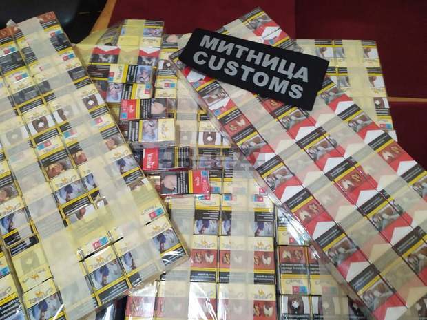 Митничари откриха 39 000 къса цигари в тайник на микробус на "Дунав мост" при Русе Митничари откриха 39 000 къса цигари в тайник на микробус на "Дунав мост" при Русе