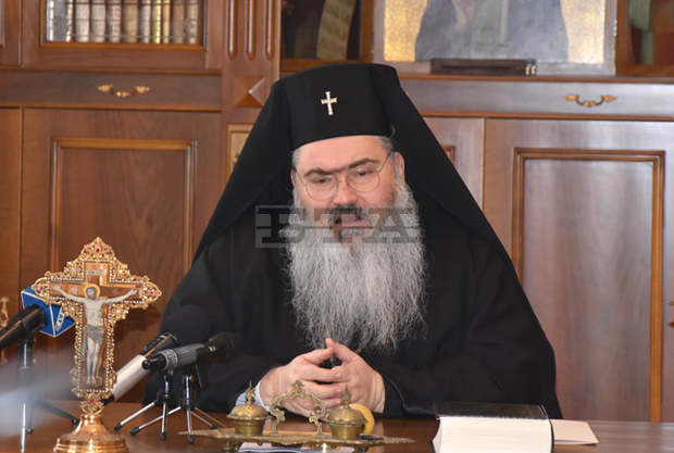 През тази година вярващите няма да целуват и да минават под плащеницата в храма През тази година вярващите няма да целуват и да минават под плащеницата в храма
