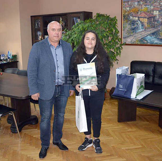 Кметът на Вършец награди 17-годишно момиче, намерило портмоне с пари и го върнало