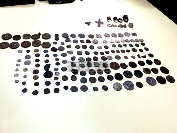 Антични монети и незаконно оръжие са открити в дома на 44-годишен мъж в Търговище