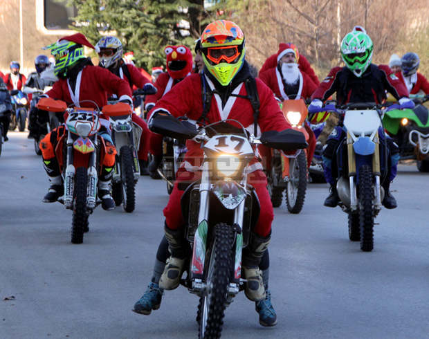 Облечени в костюми на Дядо Коледа мотористи обиколиха Центровете за настаняване от семеен тип