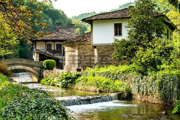 Малки и големи ще се провират през еньовски венци за здраве на утрешния празник на слънцето, билките и водата в музея на открито "Етър" край Габрово