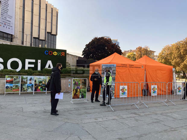 Изнесеният ваксинационен пункт при пилоните на НДК ще работи и в събота