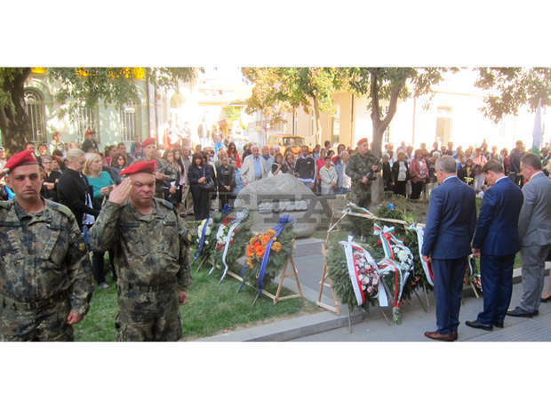 С военни почести и патриотични песни Плевен отбеляза Деня на независимостта