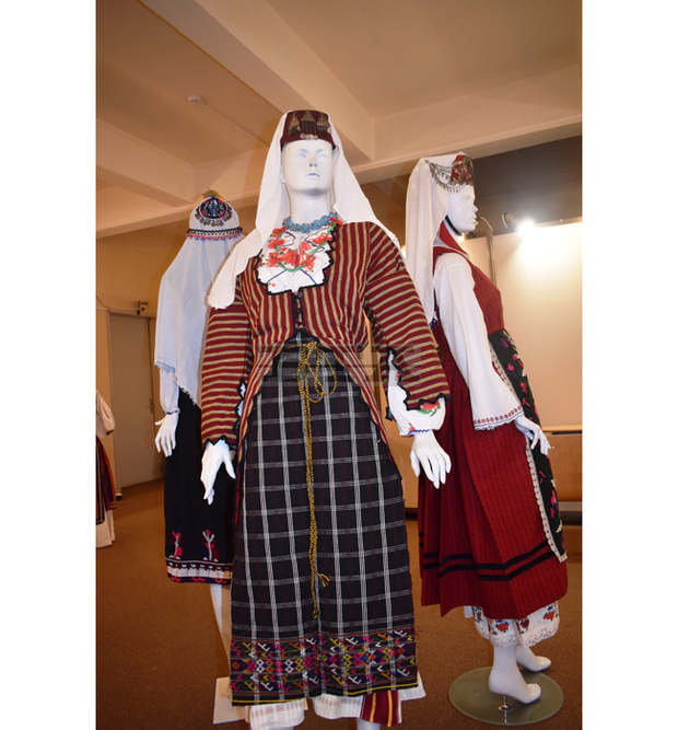 Изложба с 20 автентични женски носии е подредена в Музея на текстилната индустрия в Сливен