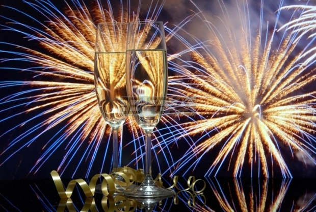 Разградчани посрещат Новата година на площада с наздравици с вино и заря