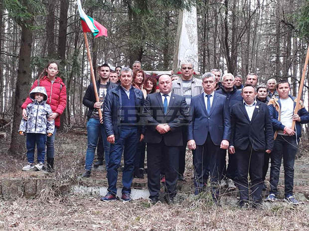 Кметът на Опака чества 3 март в село Горско Абланово Кметът на Опака чества 3 март в село Горско Абланово