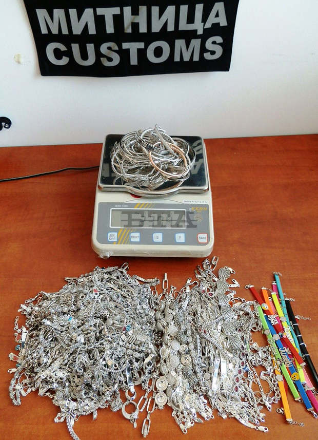 Близо 20 кг сребърни накити са открили митничари в преминаващ през пункта "Малко Търново" лек автомобил