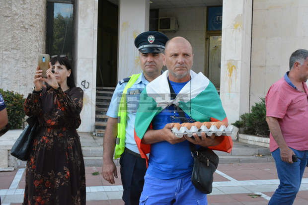 Протестиращи в Благоевград хвърляха яйца по централата на ГЕРБ в града