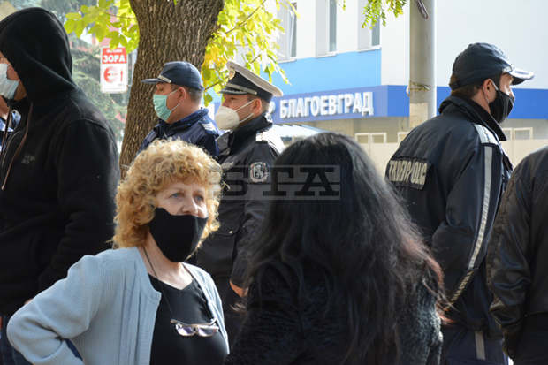 Служители на МВР излязоха на протест пред сградата на ОДМВР в Благоевград