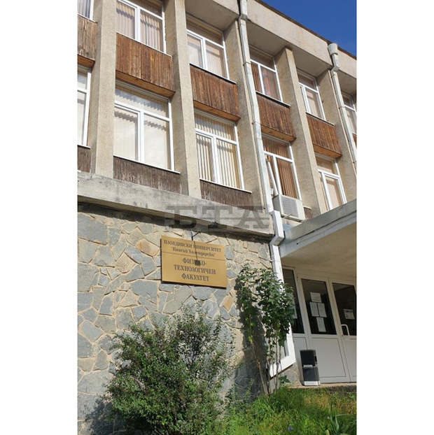 Смолянската база на Физико-технологичния факултет към ПУ "Паисий Хилендарски" получи дарение оптичен измервателен проектор