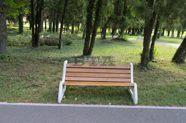 Нови пейки има в парка в Радомир, общината апелира  гражданите да ги пазят