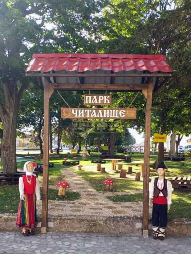 Раклата на баба, каруца, станове за черги забавляват децата в парк "Читалище" в Тервел