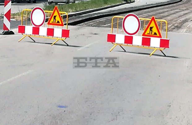 Движението на автомагистрала "Тракия" от км 47 до км 45 в посока София се осъществява в една лента Движението на автомагистрала "Тракия" от км 47 до км 45 в посока София се осъществява в една лента