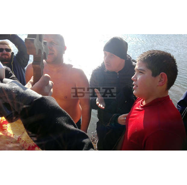 В Пазарджик 12-годишен ученик извади Богоявленския кръст от водите на Марица