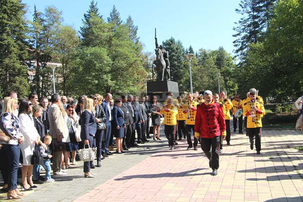 Перничани положиха цветя пред паметника на Кракра