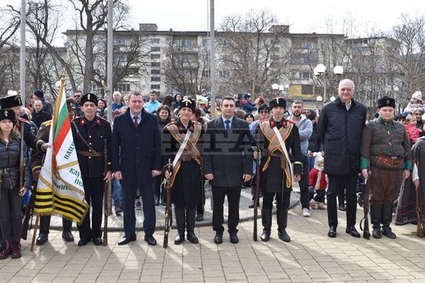 С празнично шествие в Перник започна тържественото отбелязване на 3 март С празнично шествие в Перник започна тържественото отбелязване на 3 март