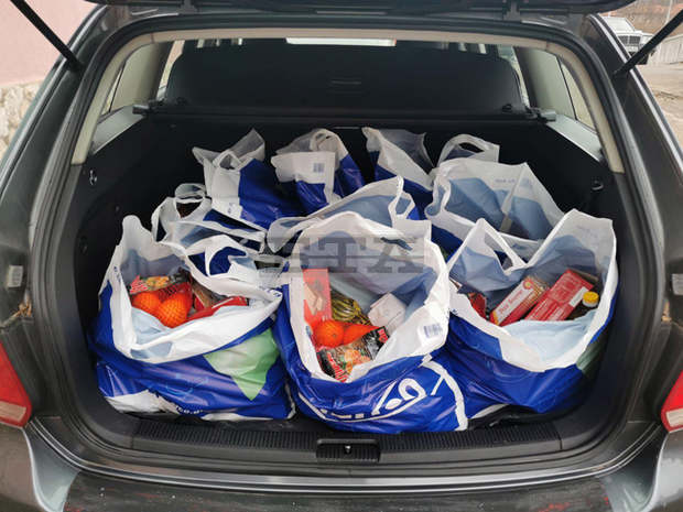 Младежи от Перник дариха хранителни продукти на хора в нужда Младежи от Перник дариха хранителни продукти на хора в нужда