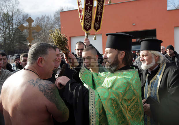 За първи път в Перник извадиха Богоявленския кръст от вода