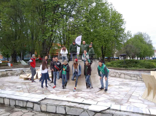 В Плевен с участието на актрисата Диляна Попова бе създадена "Слънчева спирка" В Плевен с участието на актрисата Диляна Попова бе създадена "Слънчева спирка"