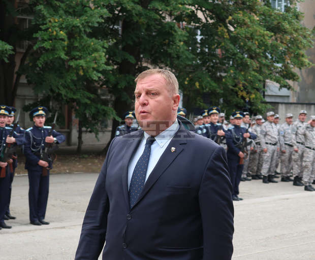 Министър Красимир Каракачанов заяви в Долна Митрополия, че има амбицията да завърши до края на мандата си три проекта за Българската армия