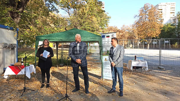 Кметът на Пловдив направи първа копка на строителството на две детски градини