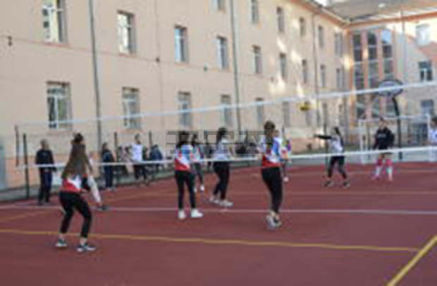 СУ "Паисий Хилендарски" в Пловдив се сдоби с мултифункционална спортна площадка на открито