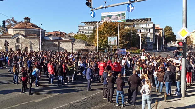 Протест срещу зеления сертификат блокира възлово кръстовище в Пловдив