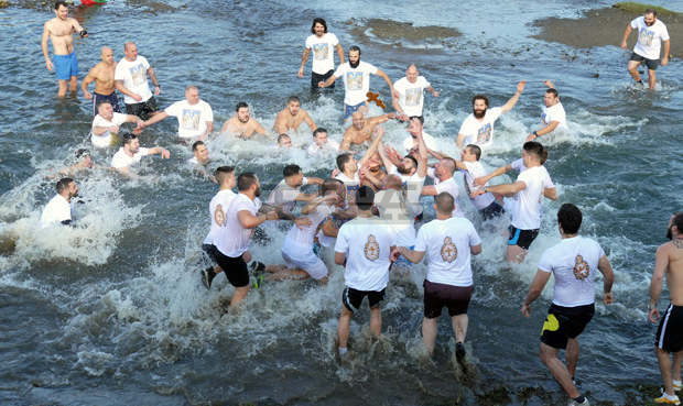 Над 50 пловдивчани скочиха в река Марица в Пловдив за Богоявленския кръст