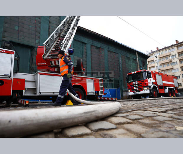 Няма превишаване на нивата на замърсяване на въздуха в района на горялата тази сутрин сграда на бившето кино "Възраждане" в София