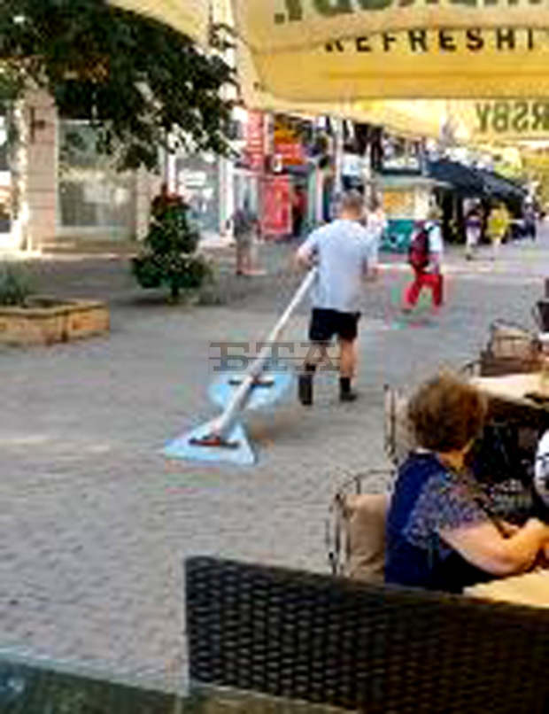 Полицията установи мъж от видеоклип в интернет, влачил пътен знак в центъра на Русе