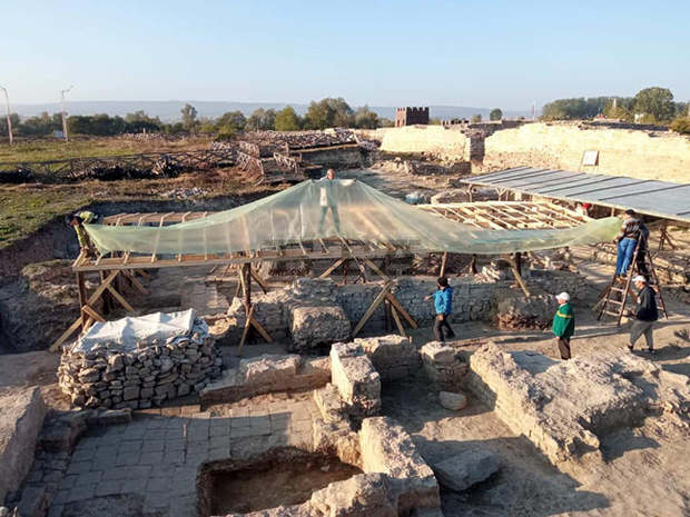 Извършена е теренна консервация на разкритото през археологическия сезон на крепостта "Ковачевско кале" край Попово