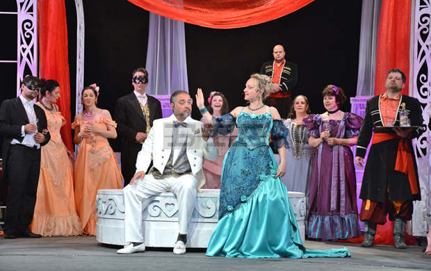 С пищни декори и бляскави костюми постановката "Прилепът" на Великотърновския театър ще пренесе публиката в  аристократична Виена