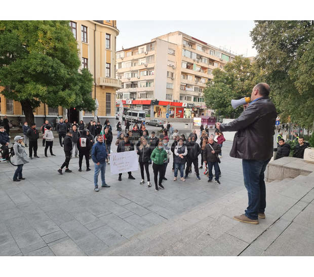 Старозагорци отново протестираха срещу зелените сертификати, тази вечер поискаха оставката на образователния министър проф. Николай Денков