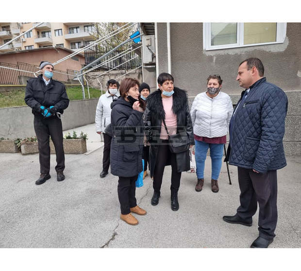 Жители на великотърновски квартал протестираха пред ВиК дружеството в града заради ниското налягане на водата