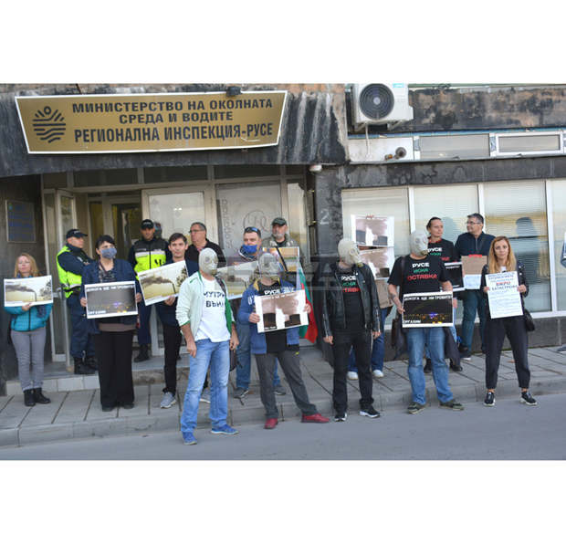 Протестиращи пред екоинспекцията в Русе поискаха чист въздух