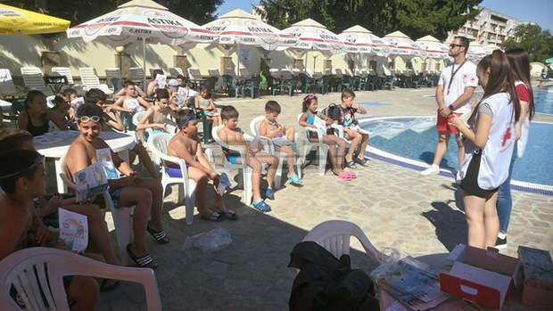 Деца от Разград се учиха да плуват