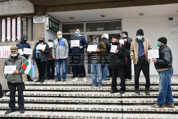 Граждани на селата Охрид и Пали лула протестираха пред РИОСВ в Монтана с искане за оставката на директора